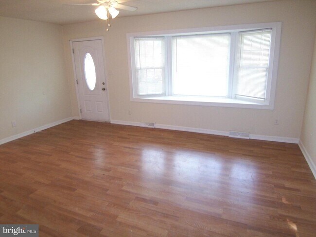 Building Photo - 547 Bonnie Dr