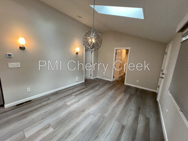 Foto del edificio - 3000 S Holly Pl