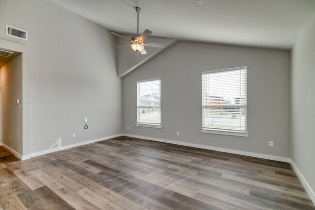 Foto del edificio - AVAILABLE NOW! GORGEOUS 3 BEDROOM FOUR PLE...