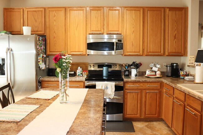 Building Photo - 3 Bed/2 Bath w/ Private Pool and 3 Car Gar...