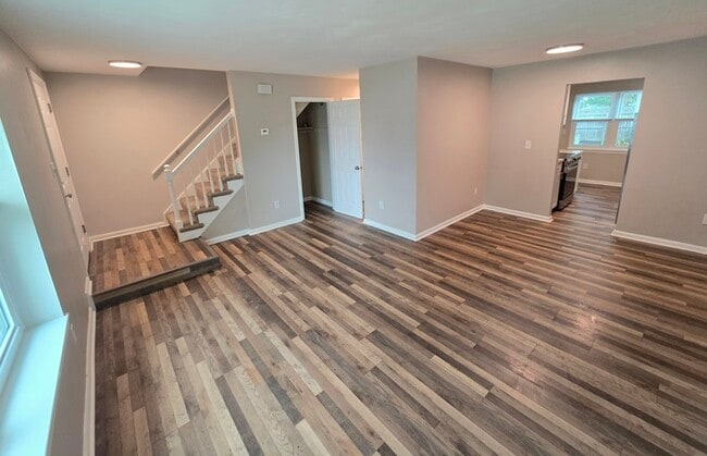 Building Photo - 3 BEDROOM END UNIT TOWNHOUSE FOR RENT IN V...