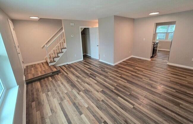 Foto del edificio - 3 BEDROOM END UNIT TOWNHOUSE FOR RENT IN V...