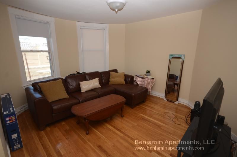 Foto principal - 891 E 1st St