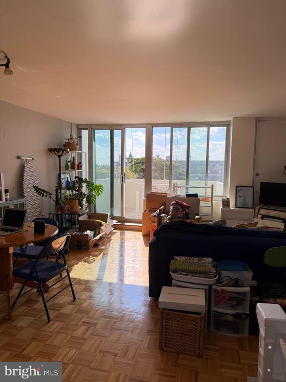 Foto del edificio - 604 S Washington Square