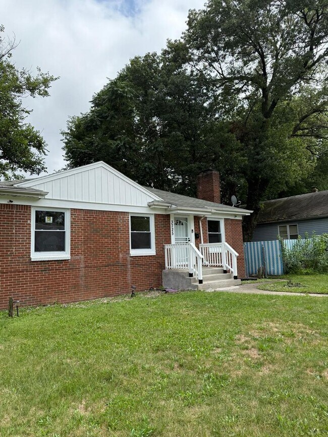 Foto del edificio - 5-Bedroom 2-Bath Completely Renovated!