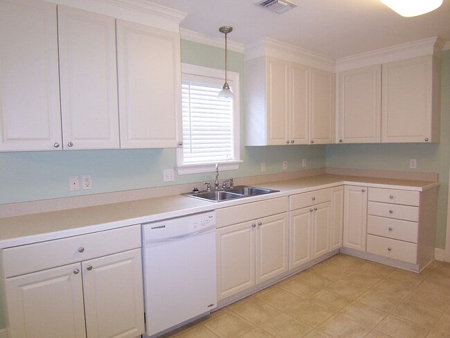 Building Photo - 127 Huntington Dr
