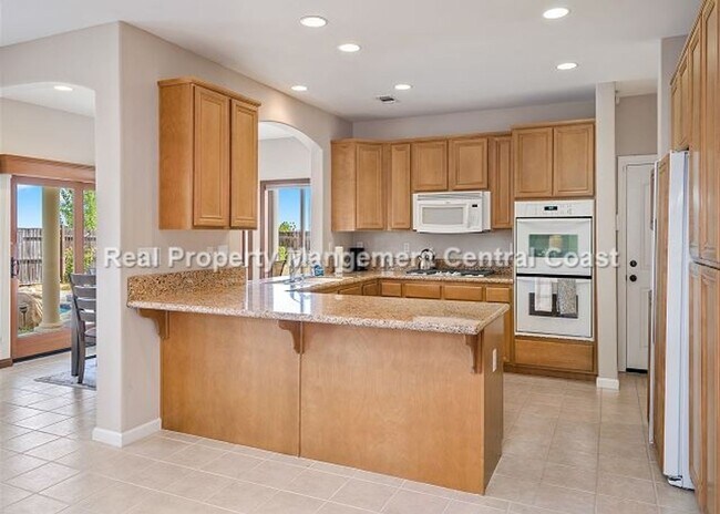 Building Photo - AVAILABLE NOW - Beautiful Home in Paso Rob...