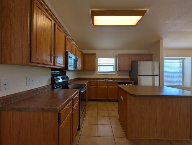 Building Photo - Dove Crossing 3/2/2 / No Carpet / Fridge Included / Fenced in Yard / NBISD
