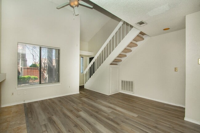 Building Photo - Fantastic Location 2 Bedroom 2 bath!