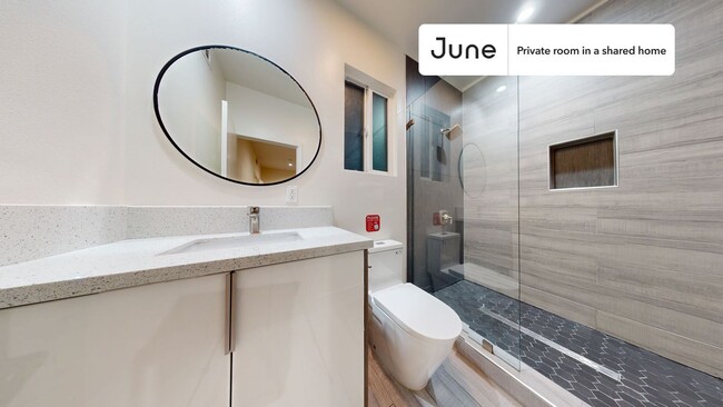 Building Photo - Private bedroom in 4 bed/4 bath Home