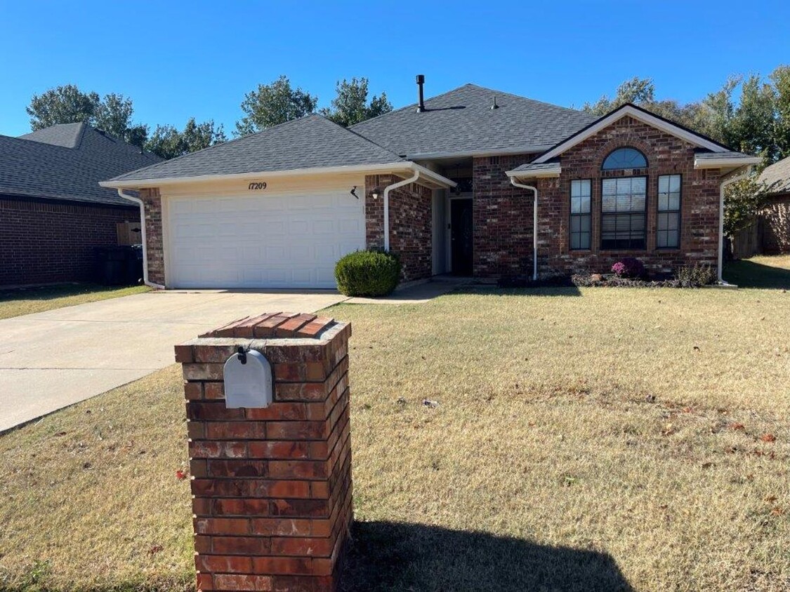 Foto principal - 3 bed in Edmond schools, great location wi...