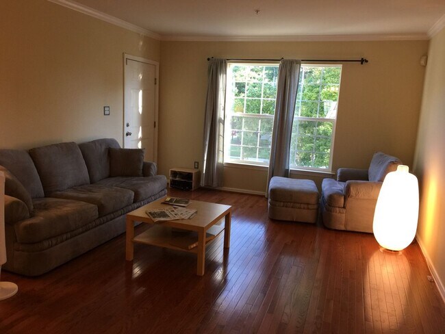 Foto del edificio - Spacious & Sunny 2Bed/2Bath End Unit in The Village at Town Center