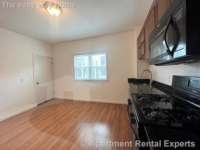 Building Photo - 24 Rossmore St