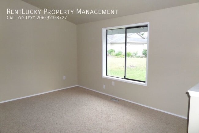 Building Photo - Great 3 Bedroom Duplex with Attached Garag...