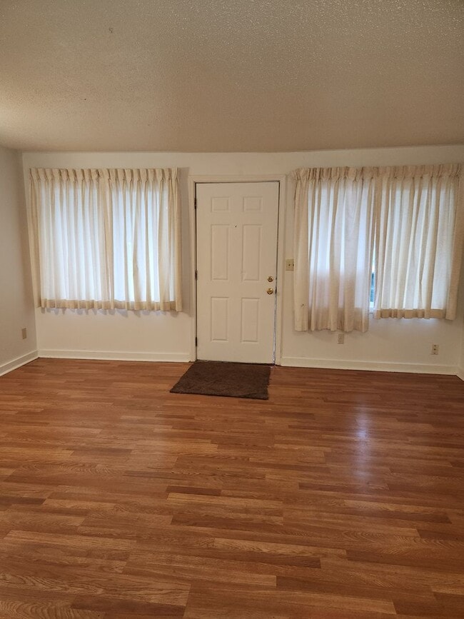 Building Photo - 1-bedroom 1 bath Ground Level Apartment