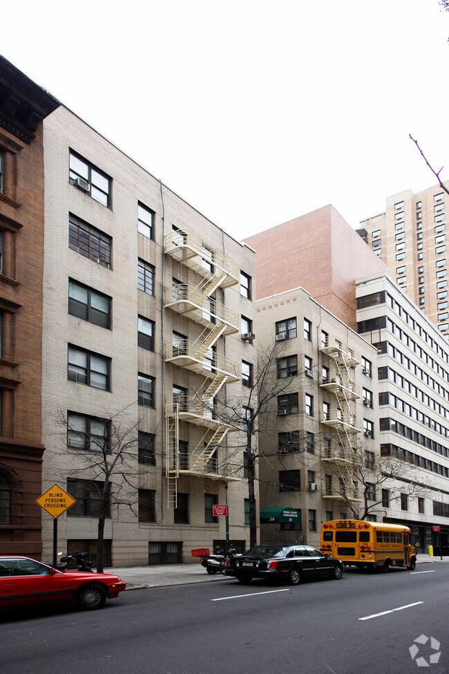 Building Photo - Robin Court