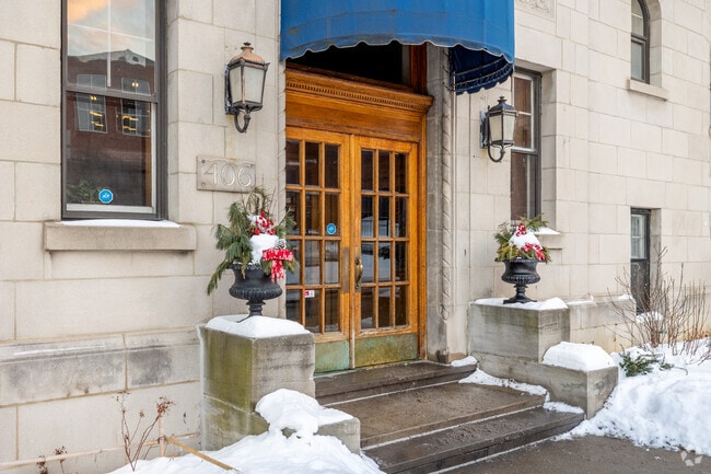 Building Photo - 406-418 Av des Pins O