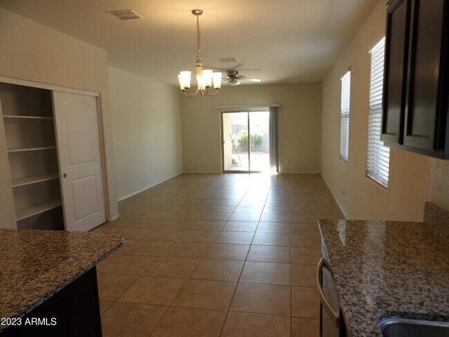 Foto del edificio - 25671 W Winston Dr