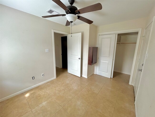Building Photo - 3735 Putnam Dr