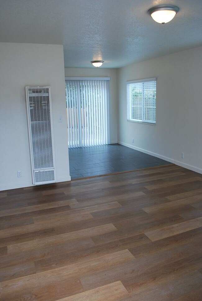 Building Photo - 822