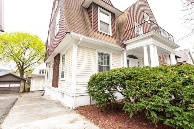 Building Photo - 137 Leroy St