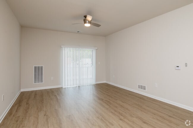1BR, 1BA - 824SF - Living Room - 2895 Easton Ave