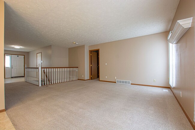 Building Photo - 3 Bedroom / 3 Bath Ranch in Bellevue!