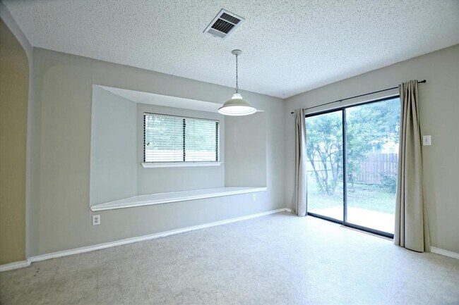 Foto del edificio - 1353 Lakeside Loop