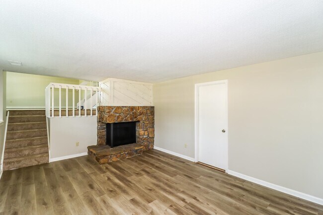 Foto del edificio - 6801 Autumnhill Ln