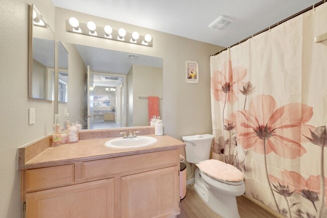Foto del edificio - Bright Ground-Floor Condo in Gated Traverse Point with Pool & Spa Amenities