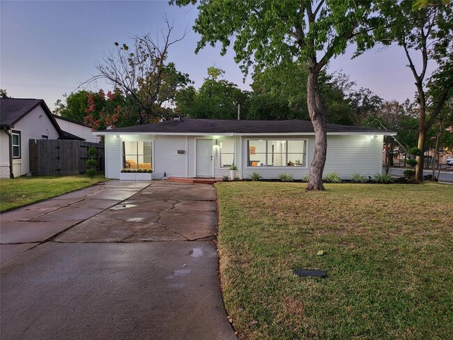 Building Photo - 5500 Aspen St