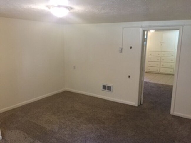 Foto del edificio - Spacious studio apartment located near downtown Idaho Falls!