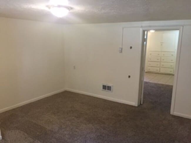 Building Photo - Spacious studio apartment located near downtown Idaho Falls!