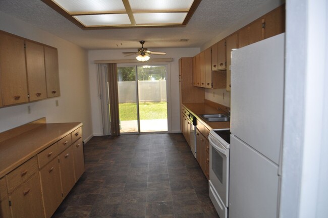 Building Photo - Pine Lakes 3 bedroom duplex side B