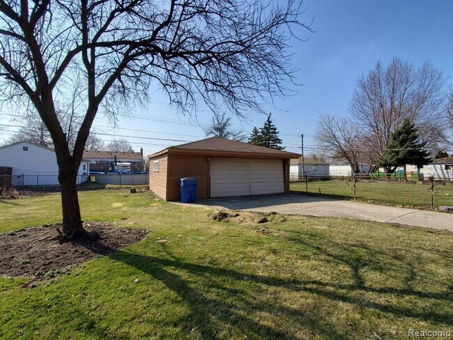 Building Photo - 31207 Fairfield Dr