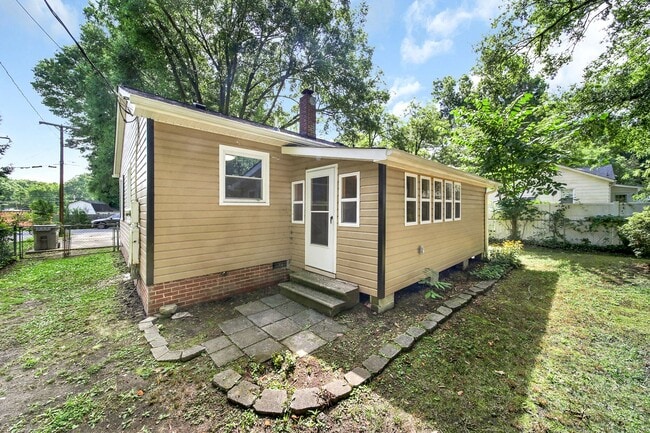Building Photo - Cute as a Button