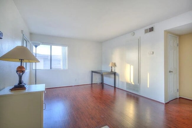 Foto del edificio - Comfortable 1-Bedroom Condo in Gated Palmi...