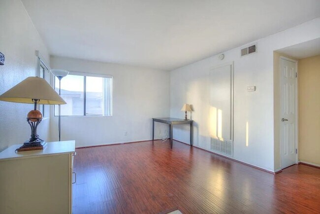 Building Photo - Comfortable 1-Bedroom Condo in Gated Palmi...