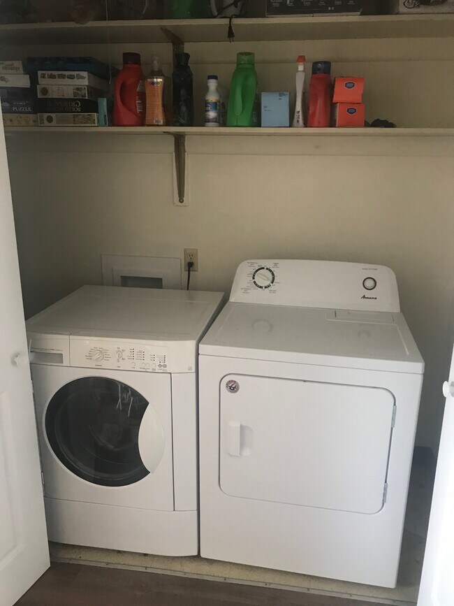 Lavadora/secadora en la unidad - 702 N Cory St
