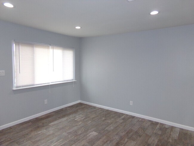 Foto del edificio - Updated Northeast Pensacola 3BR Home with Granite Kitchen, Tile Floors & Garage