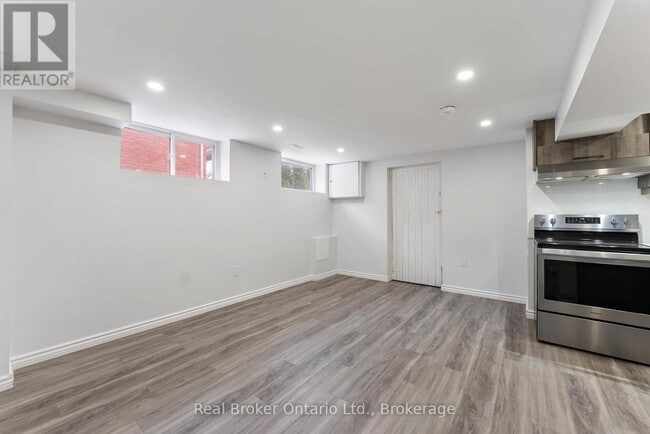 Building Photo - 326 E 19th St