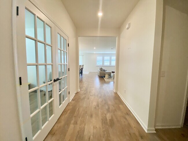 Foto del edificio - Four Bedroom Single Family Home in The Lak...