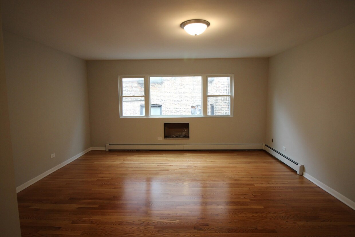 Large Open Living Room - 1644 W Morse Ave