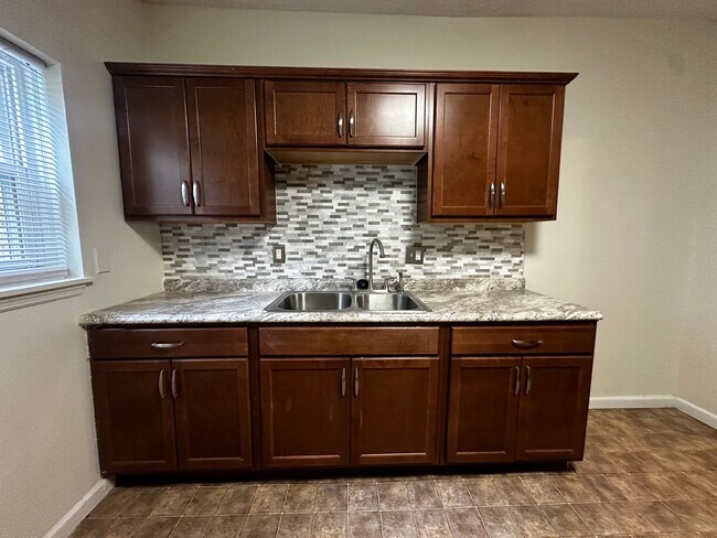 Building Photo - 913 Oakwood Ave