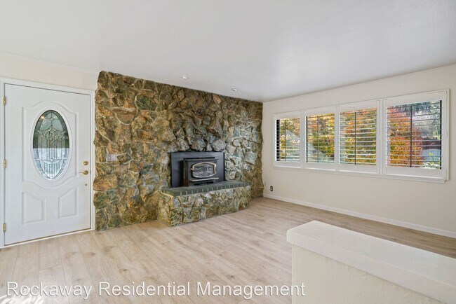 Building Photo - 4 br, 2 bath House - 1115 CRESPI DR.