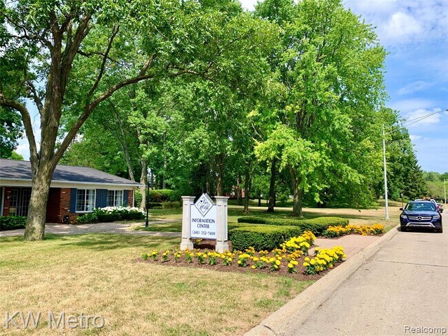 666 E Fox Hills Dr, Bloomfield Hills, MI 48304 - Condo for Rent in