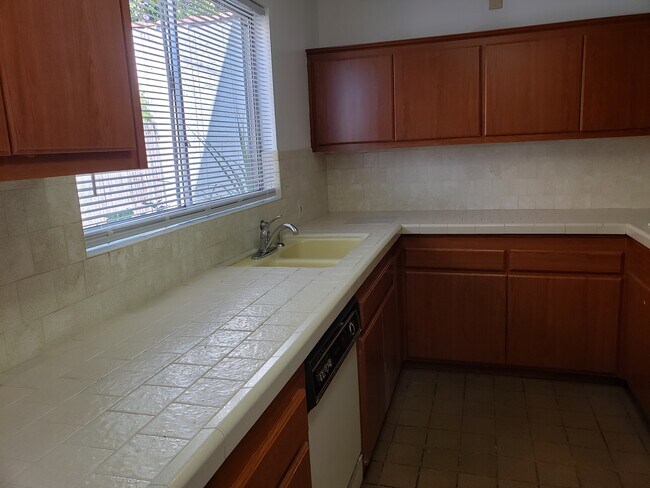Building Photo - 1079 Meadowbrook Ave