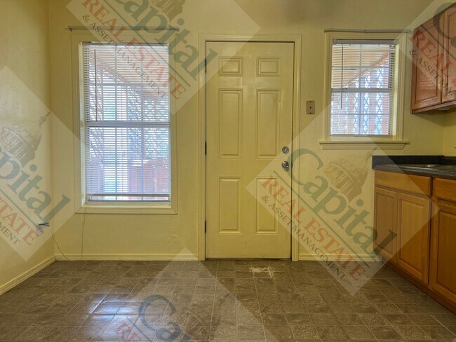 Building Photo - Cozy Cottage