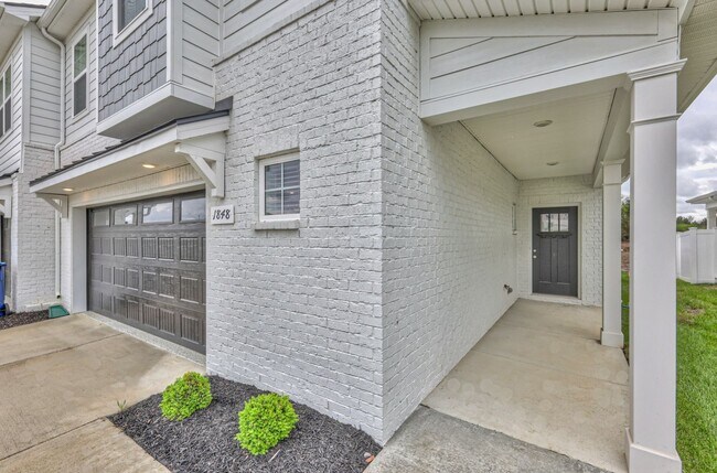 Foto del edificio - Brand New Luxury Townhome! 3 BR, 2.5 BA, 2 Car Garage, Pool, Dog Park, and More!