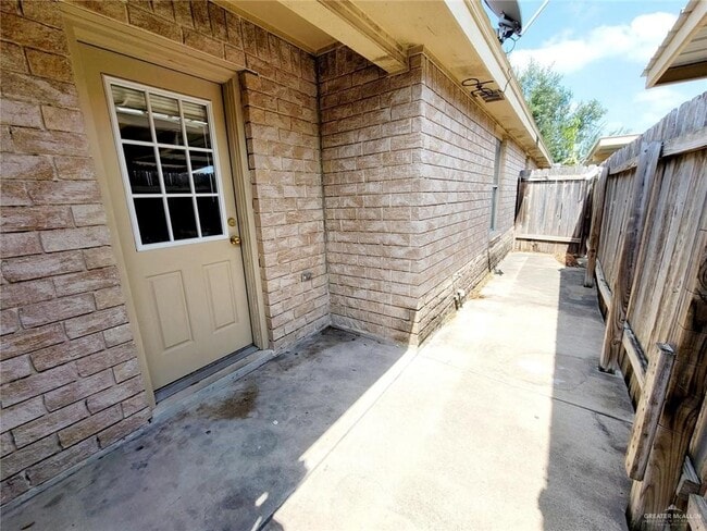 Building Photo - 2402 Tahiti Dr